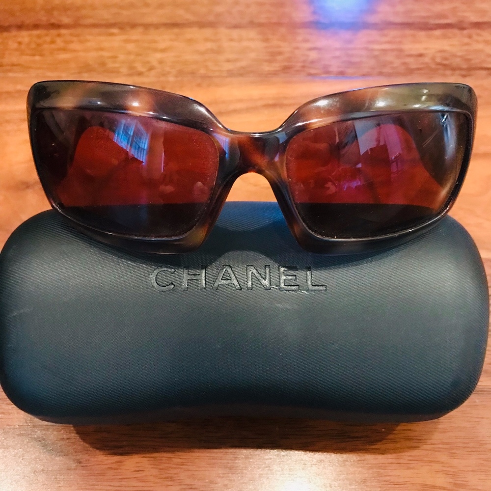 CHANEL Tortoiseshell with Mother of Pearl